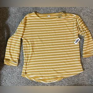 Old Navy NWT quarter length sleeve shirt. Light weight. Size L